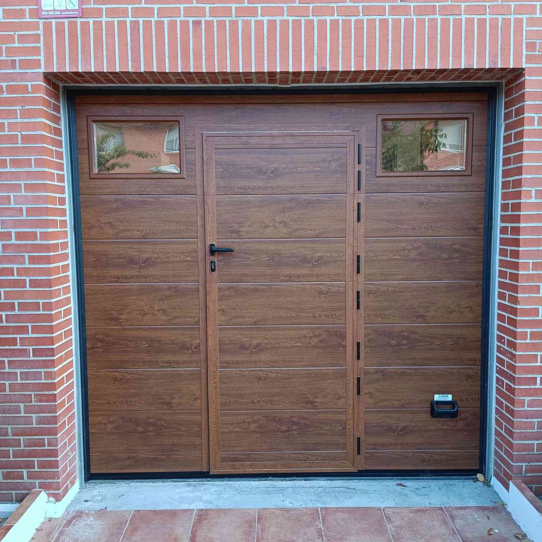 puerta garaje marrón oscuro