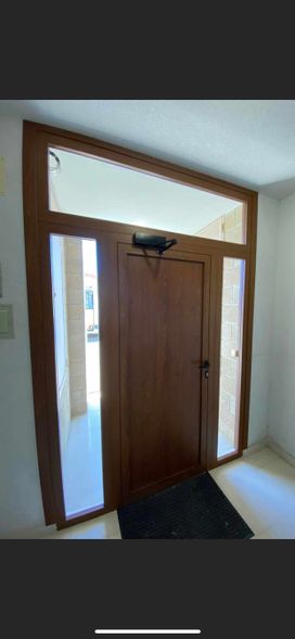puerta de vivienda con ventana