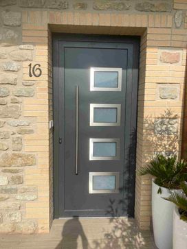 puerta vivienda gris