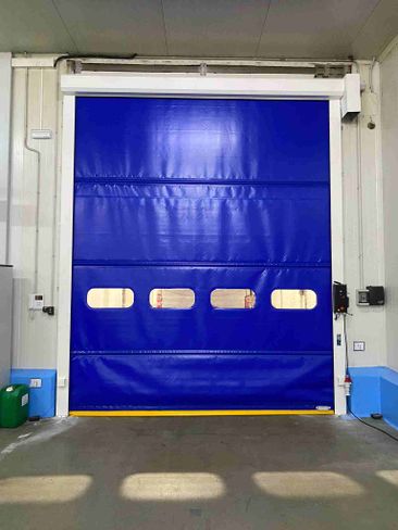 puerta industrial azul