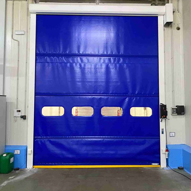puerta industrial azul