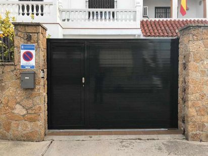 puerta corredera negra