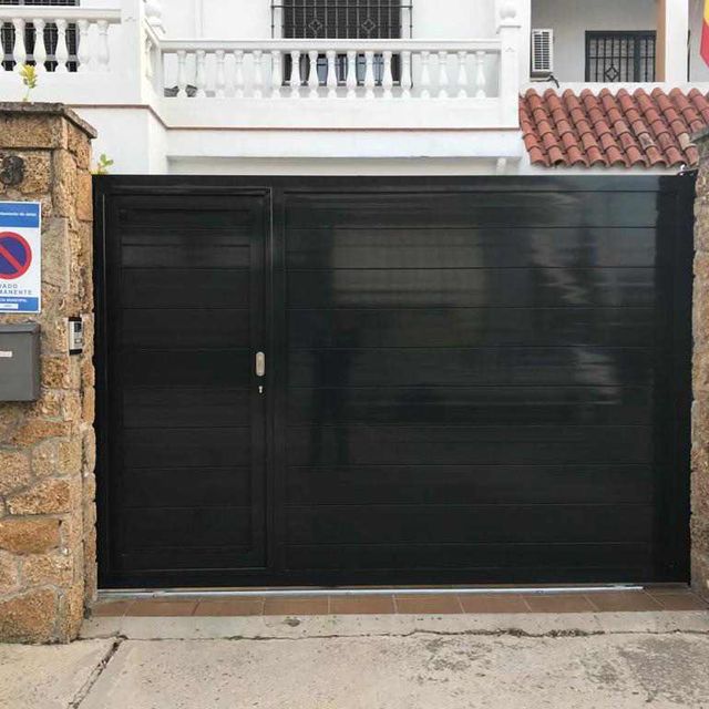 puerta corredera negra