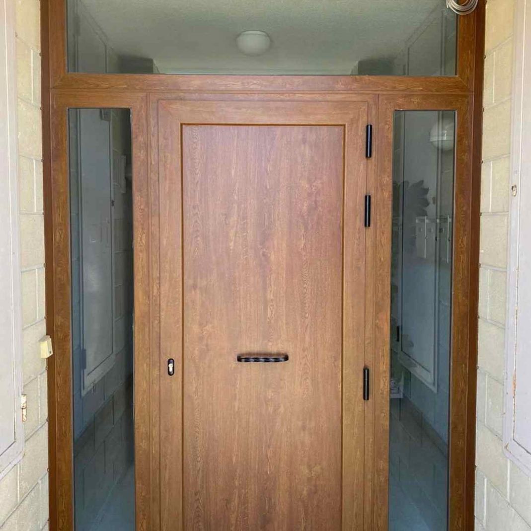puerta marrón de acceso a vivienda