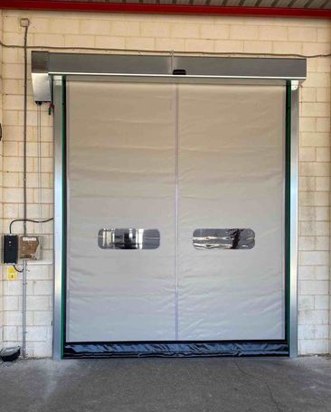 puerta industrial blanca