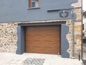 puerta de garaje marrón