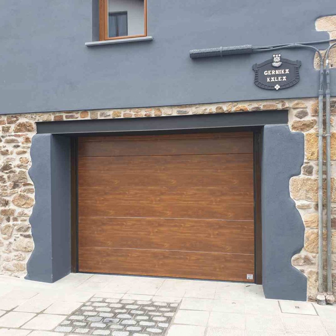 puerta de garaje marrón