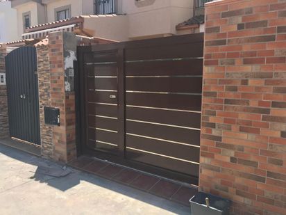 AMM Puertas Y Servicios puerta corredera laminas marrón