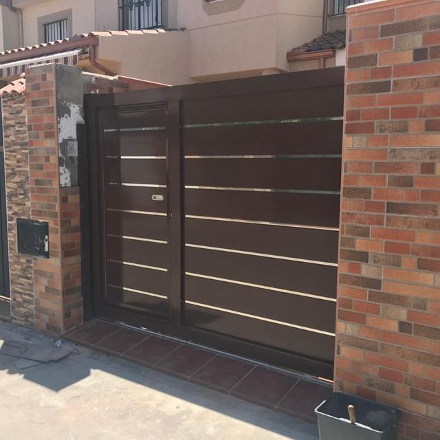 AMM Puertas Y Servicios puerta corredera laminas marrón