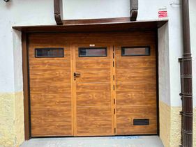 puerta de garaje de madera