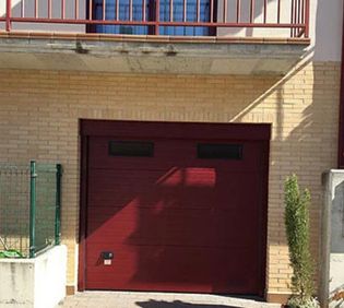AMM Puertas Y Servicios puerta roja