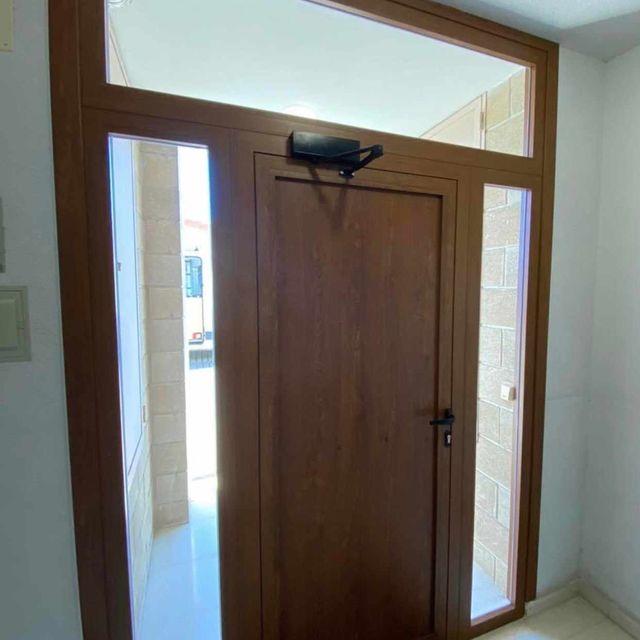 puerta de vivienda con ventana