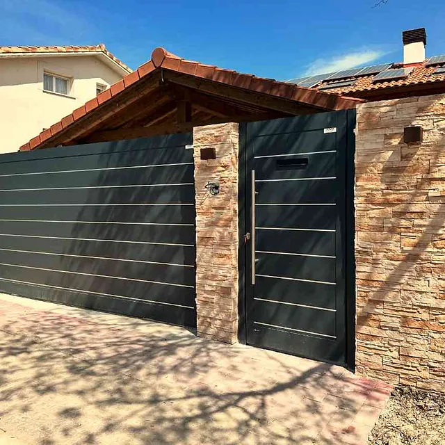 puerta corredera negra