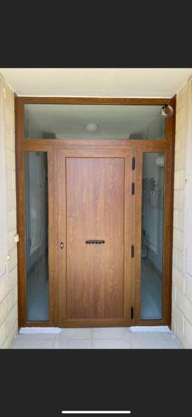 puerta marrón de acceso a vivienda
