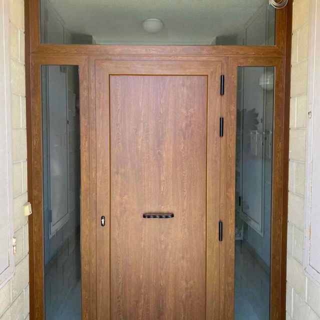 puerta marrón de acceso a vivienda