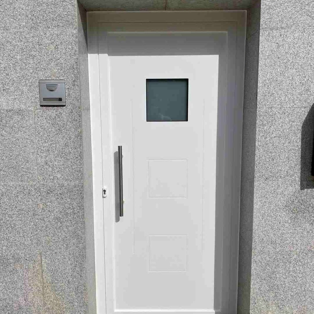 puerta vivienda blanca