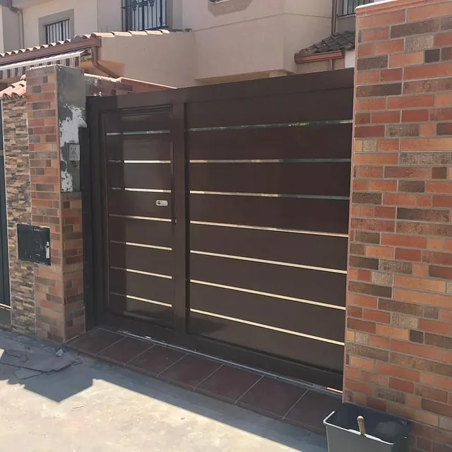 AMM Puertas Y Servicios puerta corredera laminas marrón