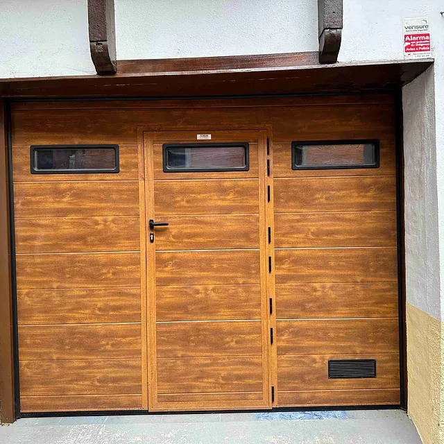 puerta de garaje de madera