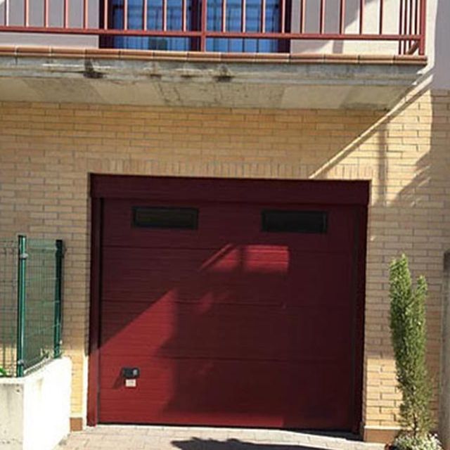 AMM Puertas Y Servicios puerta roja
